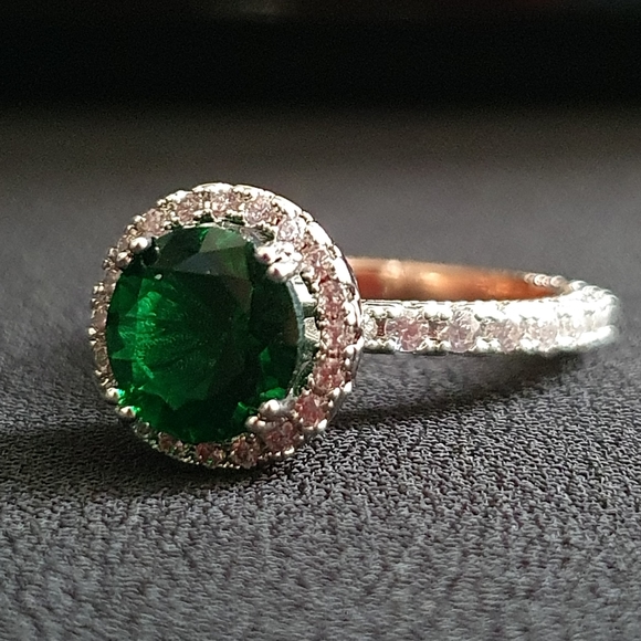 Jewelry - Designer Silver&Rose Gold Round Green Diamond Ring